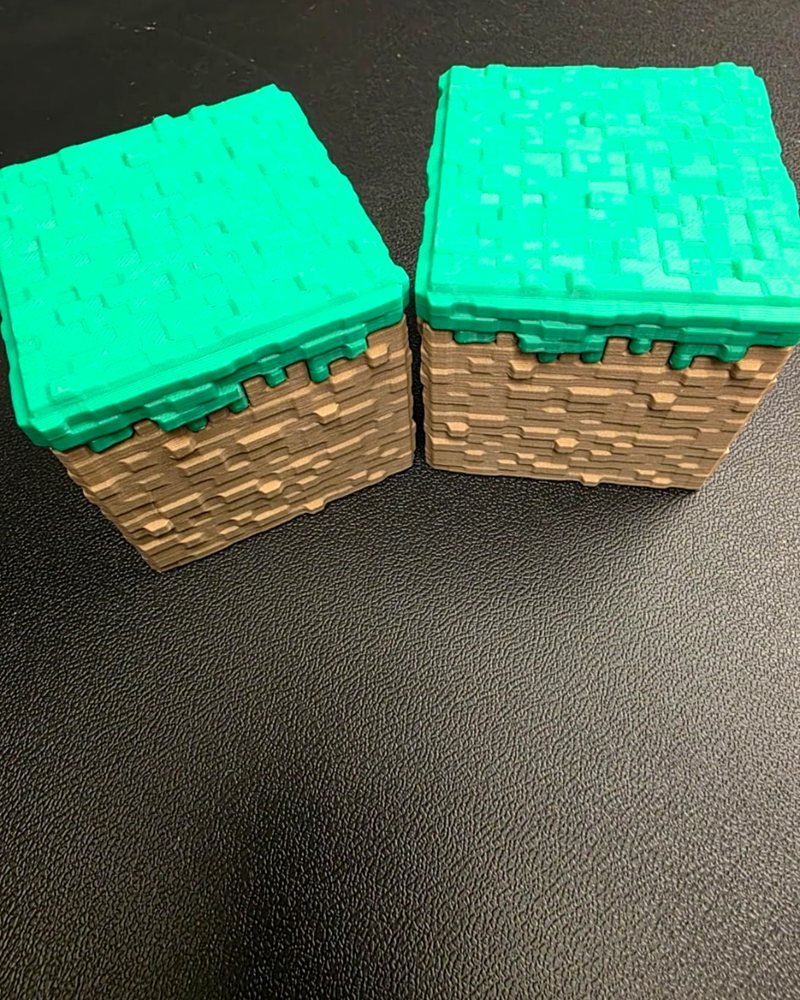 Two Minecraft grass-block styled boxes with green tops and dirt-textured sides.